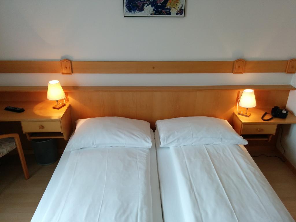 Hotel Terminus Samedan Værelse billede